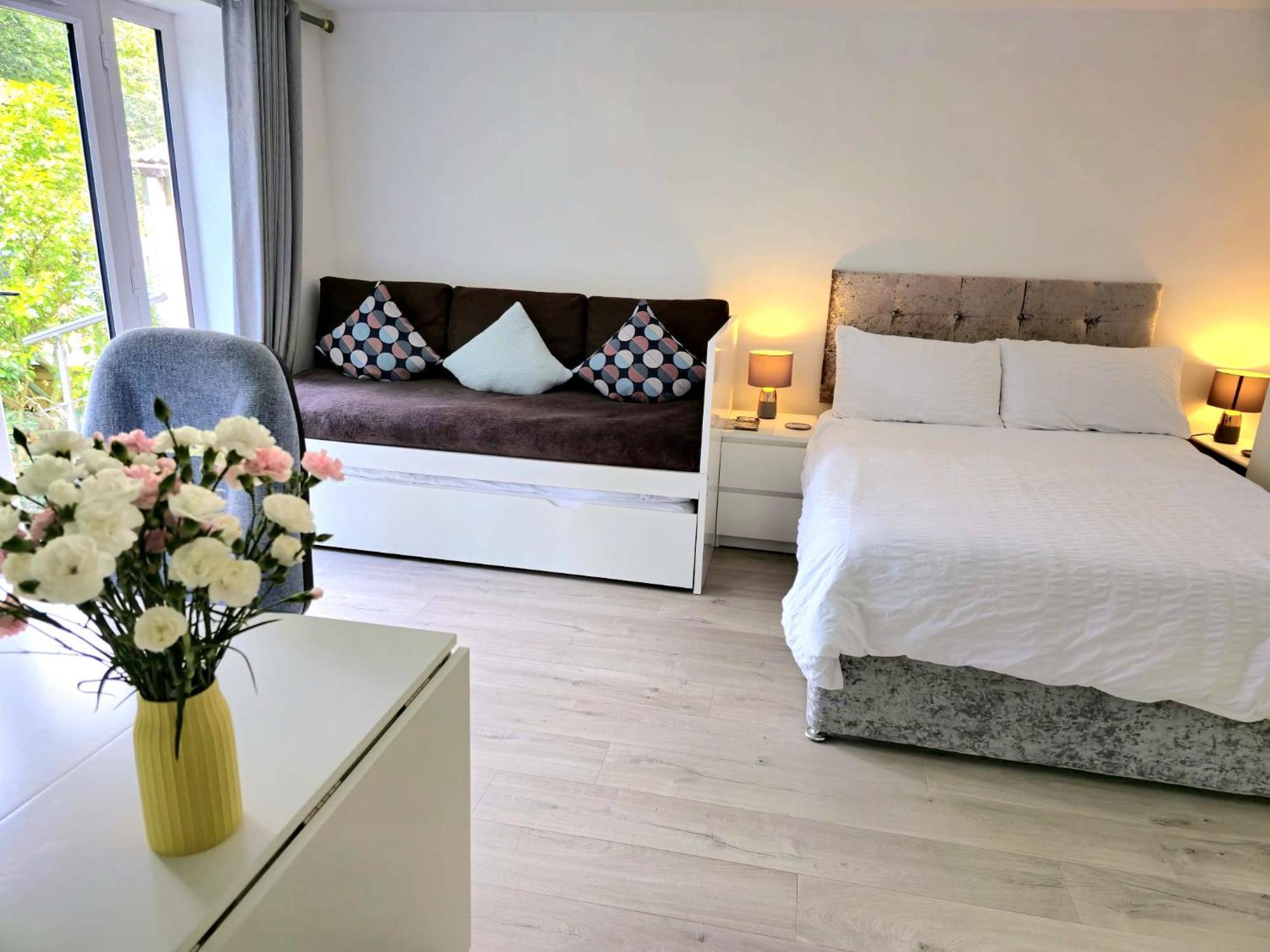 Private Self-Contained Place Борнмът Екстериор снимка